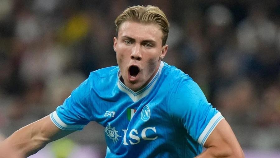 Πήρε το ντέρμπι των δύο διαφορετικών κόσμων με ντοπιέτα του Χόιλουντ και ανέκτησε την κορυφή η Νάπολι