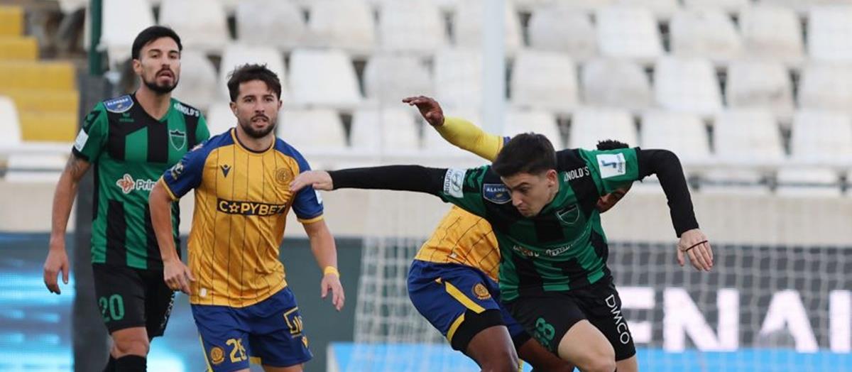 Λευκή ισοπαλία για Ολυμπιακό και ΑΕΛ, ολοκλήρωσαν με εννέα παίκτες οι μαυροπράσινοι