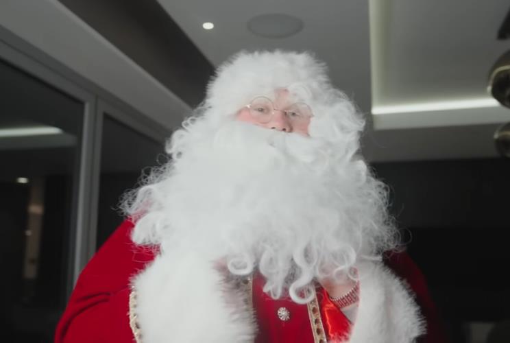 Ο Έρλινγκ Χάαλαντ ντύθηκε Άι Βασίλης και μοίρασε δώρα στο Μάντσεστερ