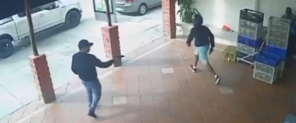 Άγριο έγκλημα στον Ισημερινό-Η στιγμή της εκτέλεσης ποδοσφαιριστή και τη σύζυγό του