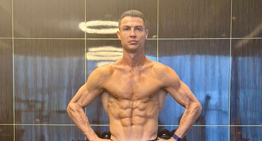 «Φέτες» στα 40-Ο Κριστιάνο Ρονάλντο ποζάρει ημίγυμνος μετά τη σάουνα το καλογυμνασμένο σώμα του