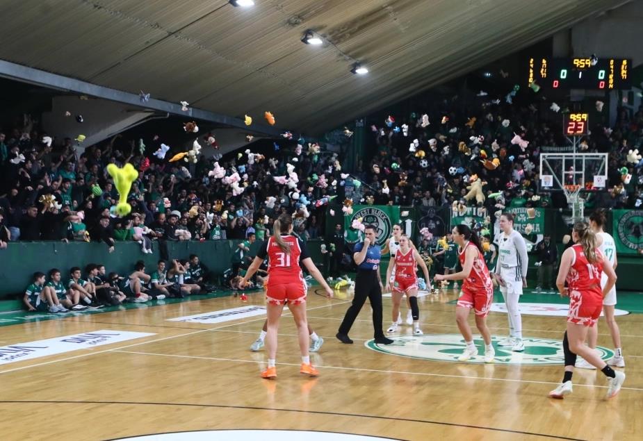 Υπέροχη κίνηση από τον κόσμο του Παναθηναϊκού-Γέμισαν το παρκέ με λούτρινα κουκλάκια για το Χαμόγελο του Παιδιού