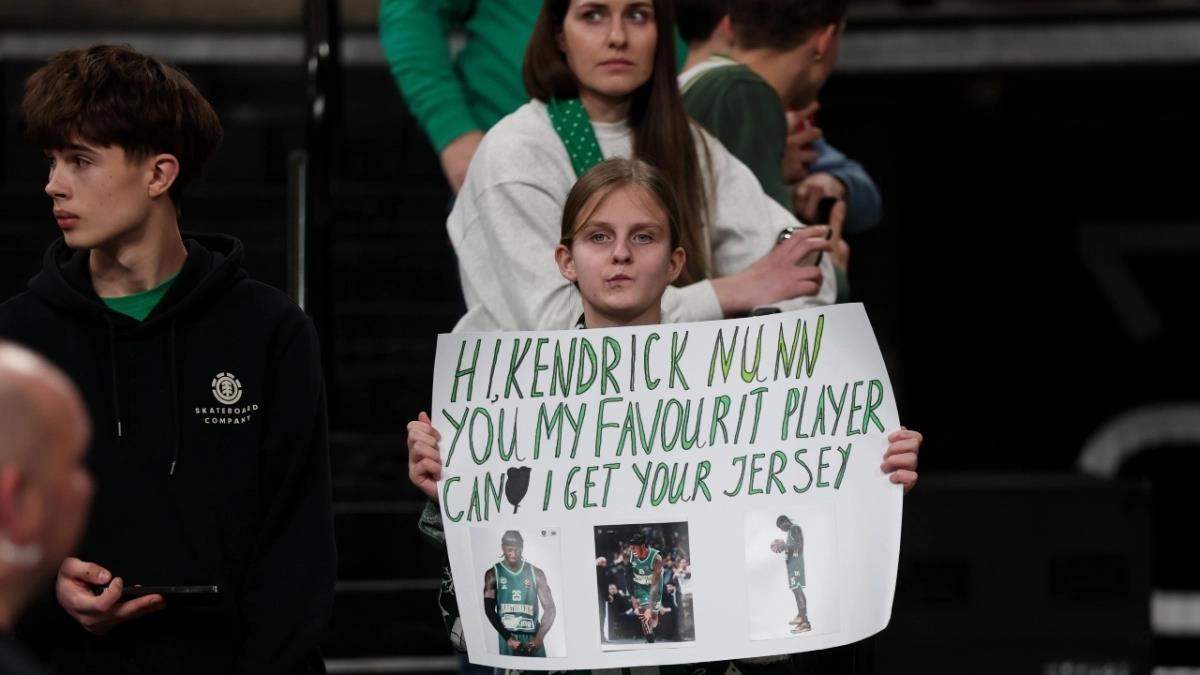 Ο Παναθηναϊκός ψάχνει τη μικρή φίλη της Ζάλγκιρις που θέλει φανέλα Ναν