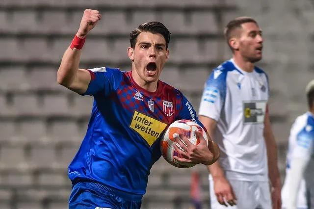 Το ομοφοβικό παρελθόν του Κέβιν Μπέρενς που επιτέθηκε στον Γιώργο Κούτσια