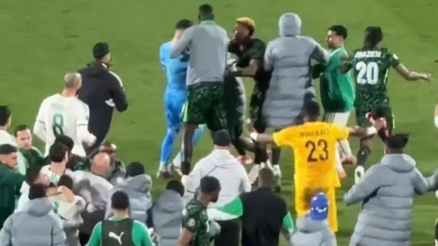 Χαμός μετά το τέλος του Αλγερία-Νιγηρία, πιάστηκαν στα χέρια παίκτες, οι Αλγερινοί την έπεσαν στη διαιτητική ομάδα