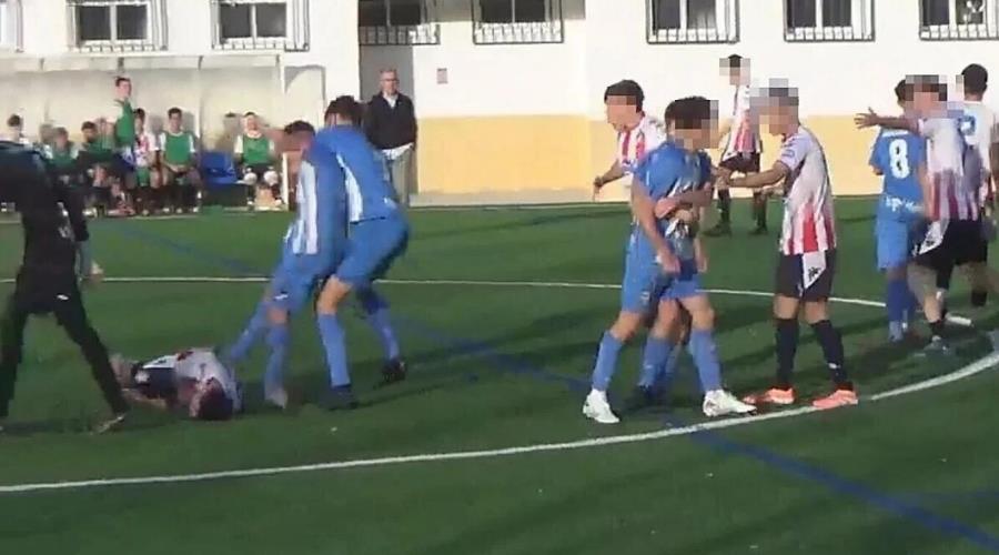 Εικόνες ντροπής σε αγώνα ακαδημιών στην Ισπανία-Ξύλο μεταξύ των παικτών και… εισβολή στο γήπεδο από τις μητέρες τους
