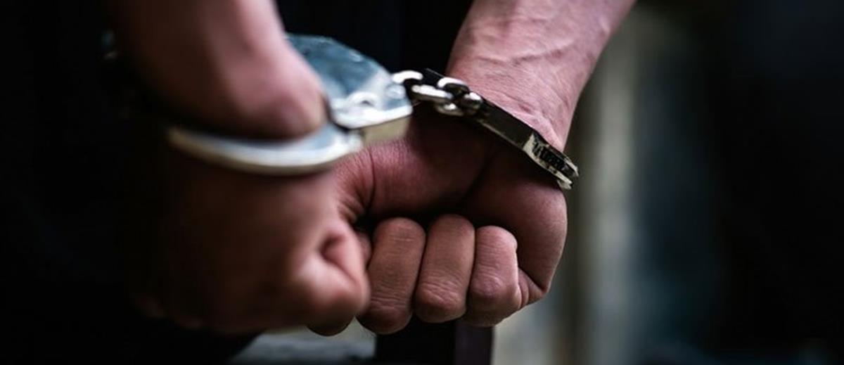 Χειροπέδες σε 28χρονο στη Λεμεσό που πιάστηκε να κρύβει ναρκωτικά σε χόρτα σε περιοχή στη Λεμεσό