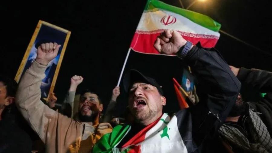 ΒΙΝΤΕΟ: Επευφημίες στην Τεχεράνη μετά τις πληροφορίες ότι σκοτώθηκε ο Χαμενεΐ-Πυροτεχνήματα και πανηγυρισμοί