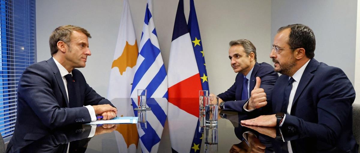 Επίσκεψη με σαφή μηνύματα πραγματοποιούν στην Κύπρο Μακρόν και Μητσοτάκης