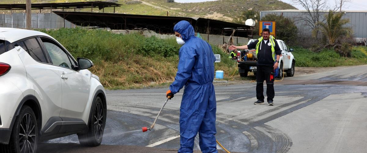 Ξεσηκωμός για τον αφθώδη πυρετό, δυναμική διαμαρτυρία έξω από το Προεδρικό-Κλιμακώνεται η κρίση