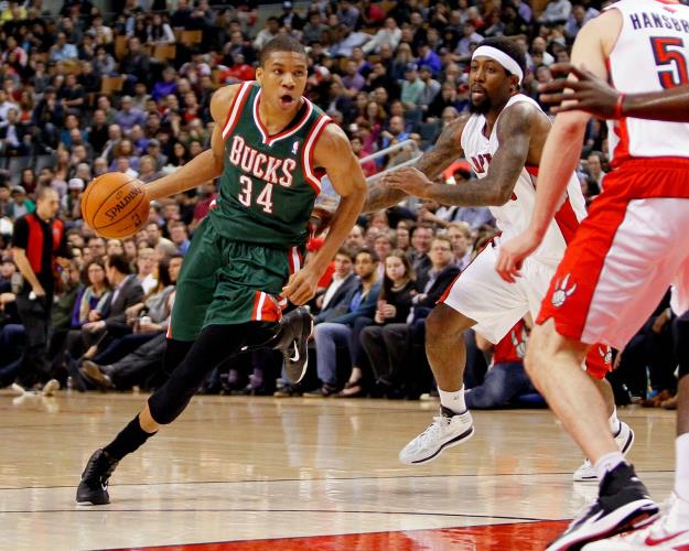 Με τον Γιάννη Αντετοκούνμπο να είναι εξαιρετικός, οι Bucks επιβλήθηκαν με 103-96 των Nets, παίρνοντας την πρώτη φετινή τους νίκη.