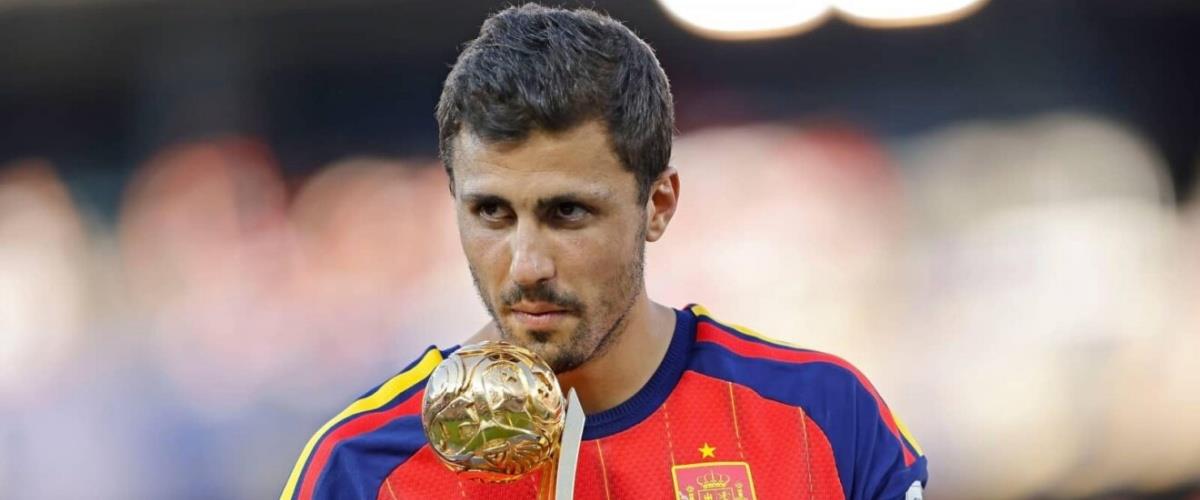 5546404828576325 rodri-with-world-cup-golden-ball-trophy-1320x742