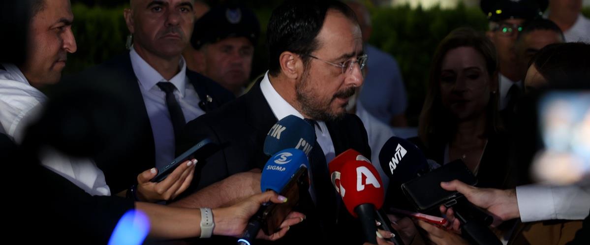 Ξεκίνησε η προεργασία για την πενταμερή, προσέλαβαν ακαδημαϊκό συνταγματολόγο για τις συγκλίσεις τα Η.Ε.-«Θα εργαζόμαστε όλο τον Αύγουστο» 