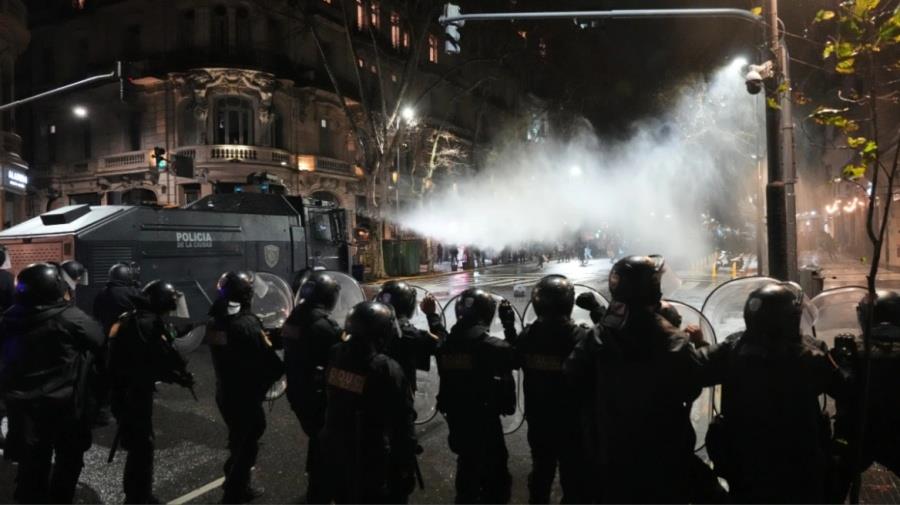 ΒΙΝΤΕΟ: Επεισόδια μεταξύ διαδηλωτών και αστυνομικών έξω από τη Γερουσία στην Αργεντινή