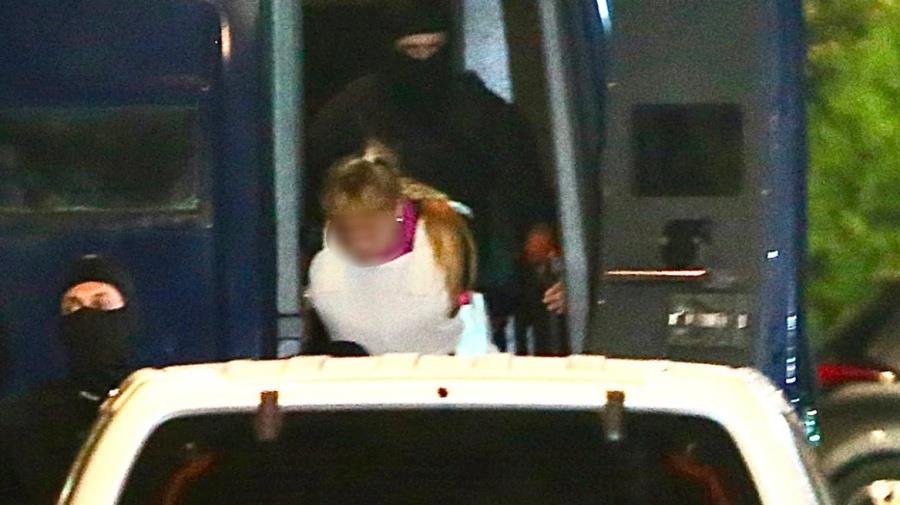 ΒΙΝΤΕΟ: Κρατείται στη ΓΑΔΑ η 46χρονη που κατηγορείται για την επίθεση στη Marfin-Παρουσιάζεται ενώπιον της Εισαγγελίας