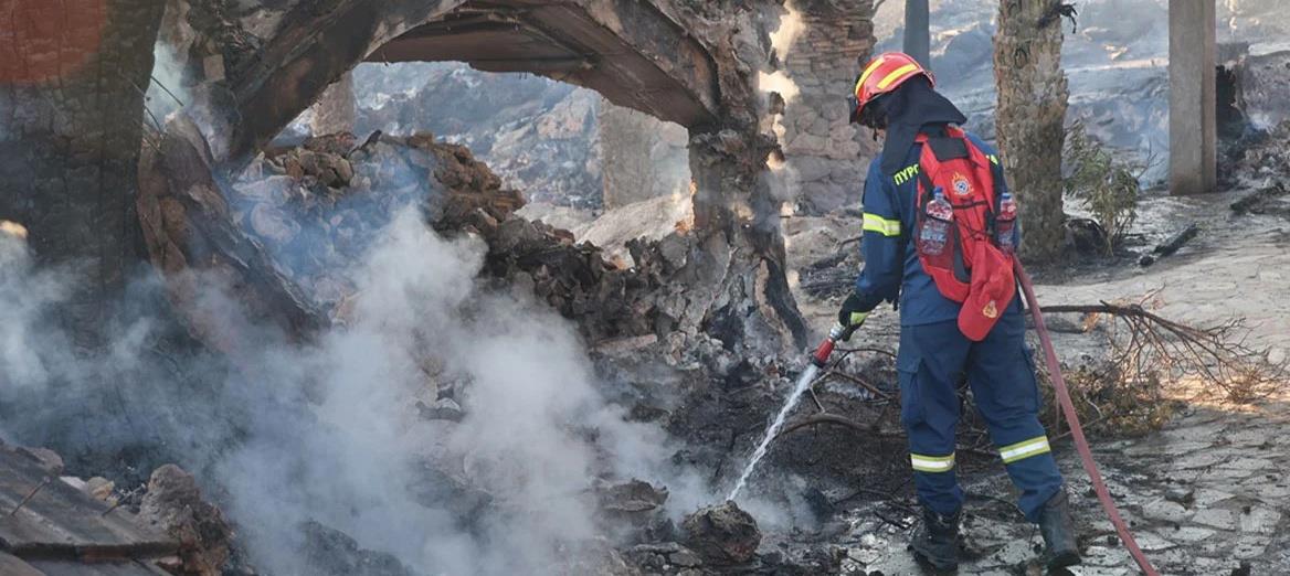 Η συγκλονιστική περιγραφή της γειτόνισσας των θυμάτων στη Σαλαμίνα-«Το σπίτι σώθηκε, κάηκαν στο ρέμα προσπαθώντας να διαφύγουν. Ήθελε να τον σώσει»