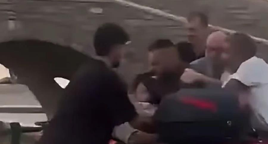«Μου ζήτησε σαν βρεγμένη γάτα να αποσύρω τη μήνυση»-Όσα δήλωσε ο ηλικιωμένος που ξυλοκοπήθηκε από ταξιτζή για μια θέση στάθμευσης στην Πάρο