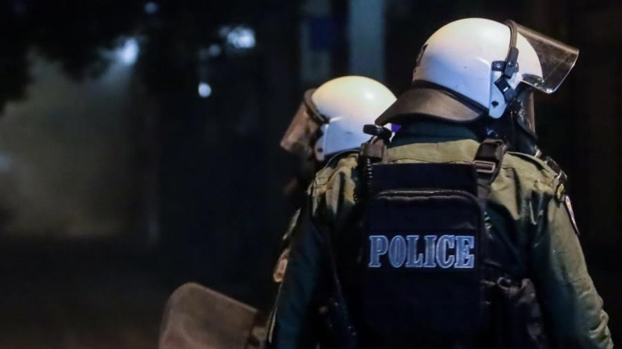 Επεισόδια στα Εξάρχεια τα ξημερώματα με πέτρες κατά πυροσβεστών που πήγαν να σβήσουν φωτιά σε κάδους-Δύο συλλήψεις