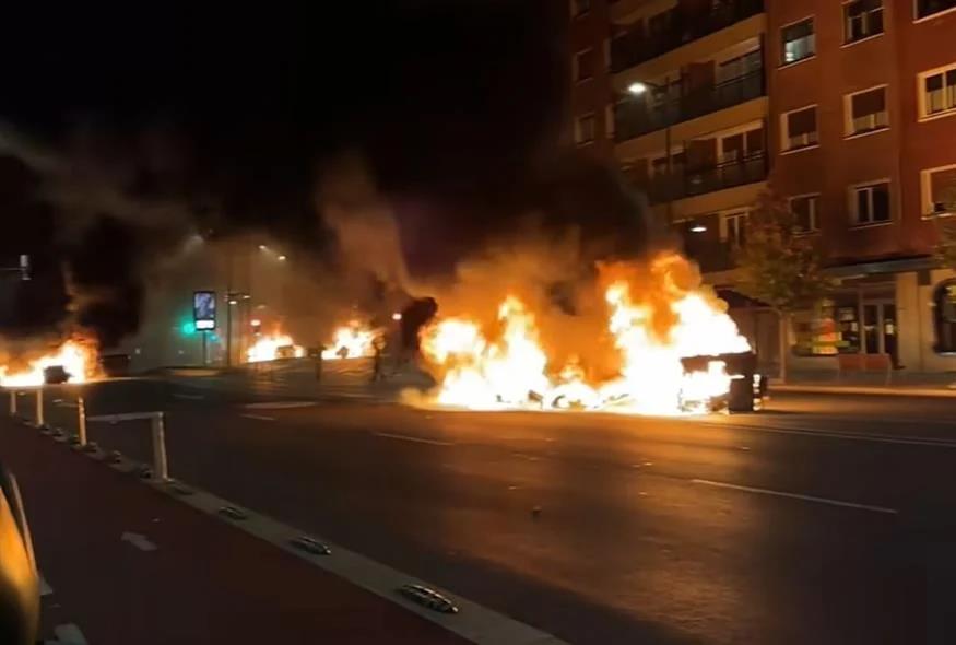 ΒΙΝΤΕΟ: Χάος στο Μπιλμπάο-Σοβαρά επεισόδια και συλλήψεις μετά την ακύρωση εκδήλωσης ακροδεξιού ινφλουένσερ, κουκουλοφόροι έκαψαν αυτοκίνητα