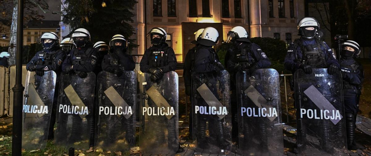 Στα άκρα η κρίση στην Πολωνία-Ο Ναβρότσκι συγκαλεί εκτάκτως τα κόμματα μετά την επέμβαση της Αστυνομίας στο Συνταγματικό Δικαστήριο