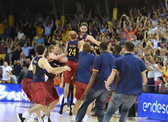 Ο Στράτος Περπέρογλου σκόραρε ένα απίθανο buzzer beater και χάρισε στην Μπαρτσελόνα τη νίκη επί της Ρεάλ Μαδρίτης στον πρώτο τελικό των ισπανικών playoffs (VIDEOS).