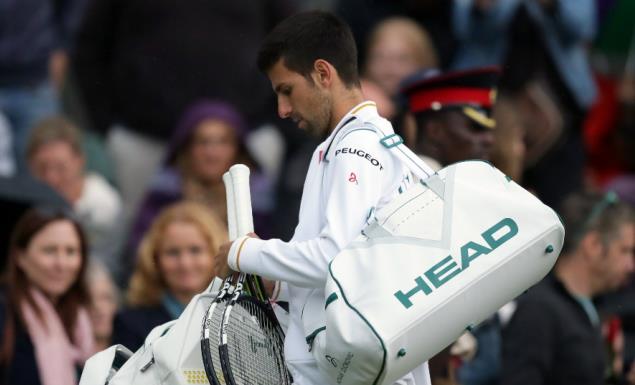 Ο Σαμ Κουέρι κέρδιζε με 2-0 σετ τον... εμβρόντητο Νόβακ Τζόκοβιτς στο court 1 του Wimbledon, όμως η βροχή έκανε την εμφάνισή της και ανέβαλε το παιχνίδι για αύριο.