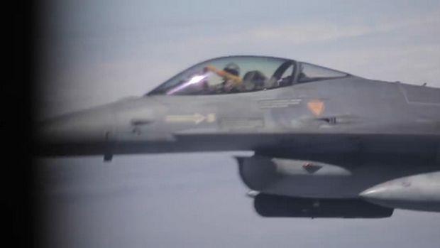 Μαχητικά της πολεμικής αεροπορίας συνόδευσαν το αεροσκάφος που μετέφερε την αποστολή της Εθνικής Πορτογαλίας πίσω στη χώρα. (video)