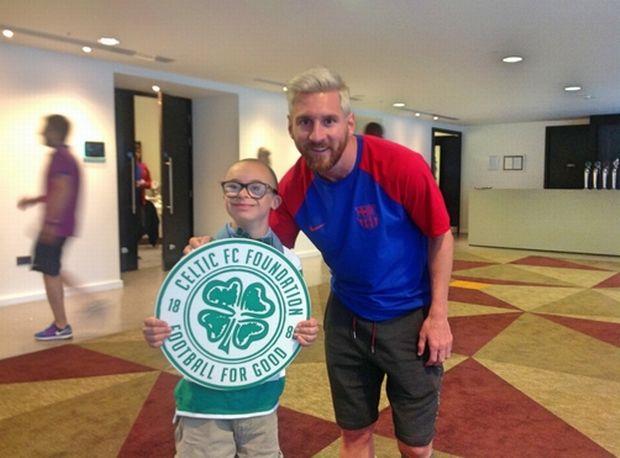 Ο μικρός Τζέι Μπίτι, γνωστός για τη λατρεία του για τον Γιώργο Σαμαρά, συναντήθηκε με την Μπαρτσελόνα και φωτογραφήθηκε με τον Λιονέλ Μέσι και άλλα αστέρια των Καταλανών