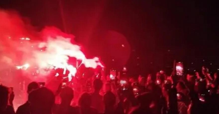 ΒΙΝΤΕΟ: Χιλιάδες φίλοι του ΟΦΗ έκαναν τη νύχτα μέρα στο λιμάνι του Ηρακλείου με προορισμό την Αθήνα