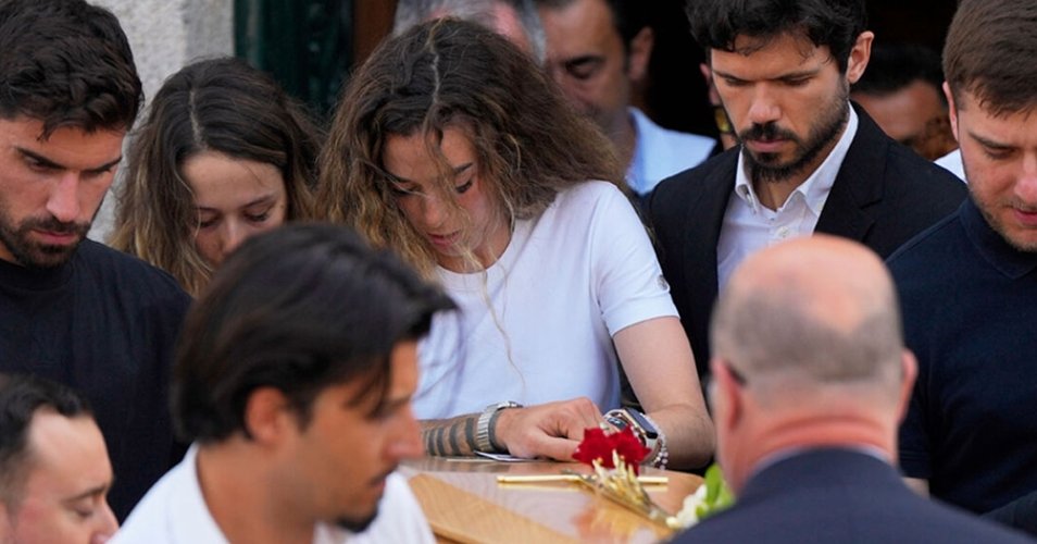 Τελευταίο αντίο στο Ζότα με δάκρυα και σιωπή-Ο σπαραγμός της γυναίκας του πάνω από το φέρετρο του