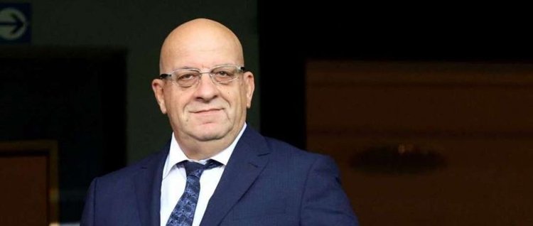 «Ίσως να είναι κακό που είναι κουμπάρος μου ο Κούμας, όταν κάθεσαι σε μια καρέκλα δεν είναι μόνο για να τη γεμώνεις»