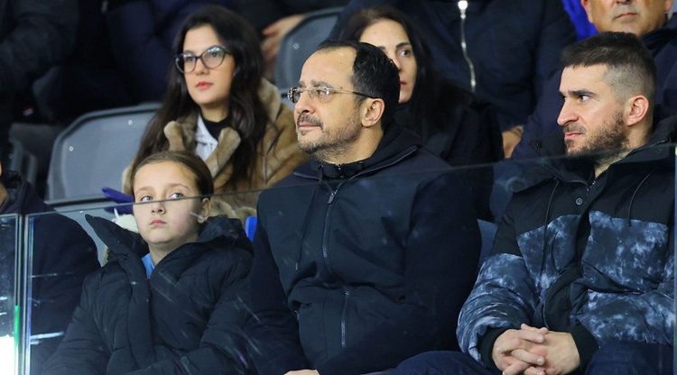 Απονέμει το τρόπαιο στην πρωταθλήτρια Πάφο FC ο Πρόεδρος Χριστοδουλίδης