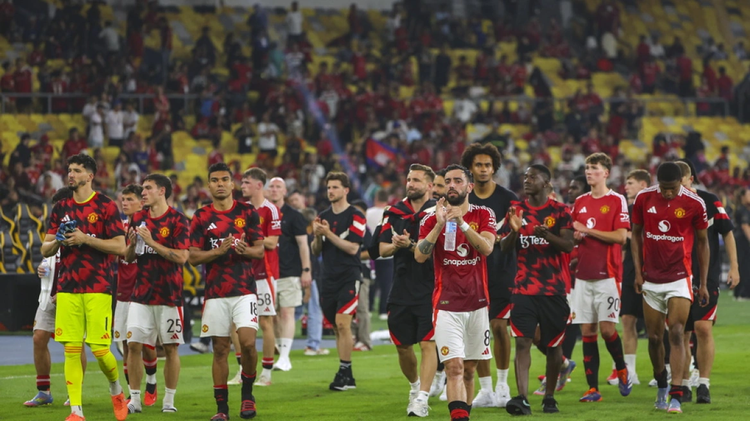ΒΙΝΤΕΟ: Η 15η στην Premier League Γιουνάιτεντ έκανε… παρέλαση με ανοικτό λεωφορείο στη Μαλαισία