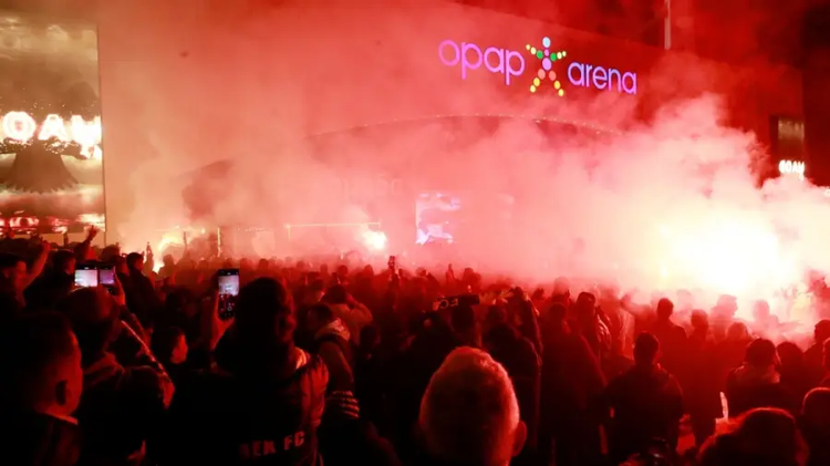 ΒΙΝΤΕΟ: Το ξέσπασμα των φίλων της ΑΕΚ για το «buzzer beater» του Μάνταλου