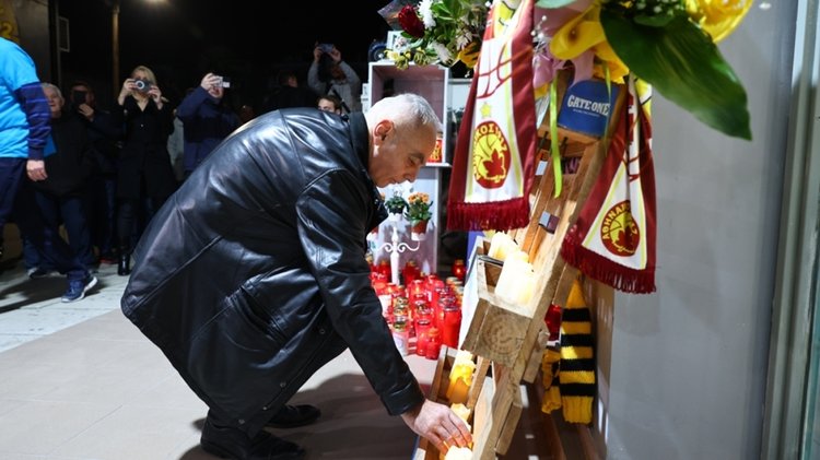 «Μερικές φορές νομίζω ότι ζούμε εφιάλτη»-Δεκαεννέα κεριά στο σημείο της δολοφονίας του Άλκη Καμπανού