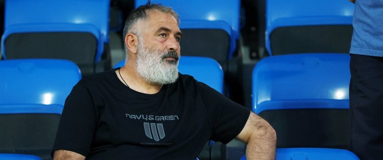 Με τα μούτρα στη δουλειά και τα μάτια στον Κάναντι ο Μακρίδης