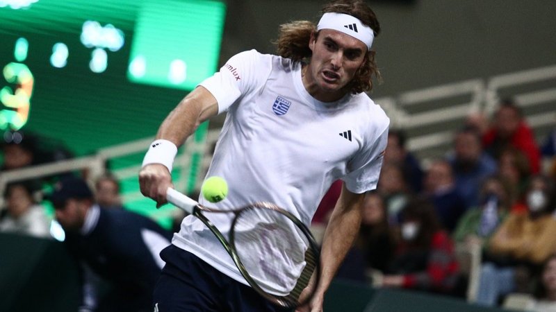 tsitsipas-backhand