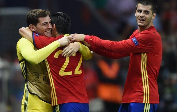 Η Ισπανία νίκησε 3-0 την Τουρκία και έγινε η 3η ομάδα μετά τις Γαλλία και Ιταλία που προκρίνεται στους "16" του Euro 2016. Δύο γκολ ο Μοράτα, ένα γκολ και μία ασίστ ο Νολίτο, ελπίζουν σε θαύμα οι Τούρκοι
