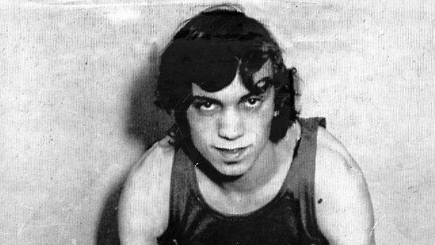 Στις 4 Δεκεμβρίου του 1980 μια γυναίκα έπεσε νεκρή από αδέσποτη σφαίρα, κατά τη διάρκεια ένοπλης ληστείας σε εμπορικό κέντρο στο Κλίβελαντ του Οχάιο. Ήταν η Πολωνή Στέλα Γουόλς που είχε δοξάσει τη χώρα της τη δεκαετία του ’30 με τις διακρίσεις της στους Ολυμπιακούς Αγώνες.
