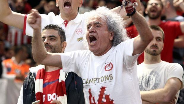 Ο διάσημος Τούρκος παγωτατζής, που κάνει κόλπα στους πελάτες του με τα χωνάκια και το παγωτό, βρήκε νέο θύμα. Τον Τάκη Τσουκαλά! Δείτε το σπαρταριστό video, όπου ο οπαδός του Ολυμπιακού έχει... χάσει την μπάλα.
