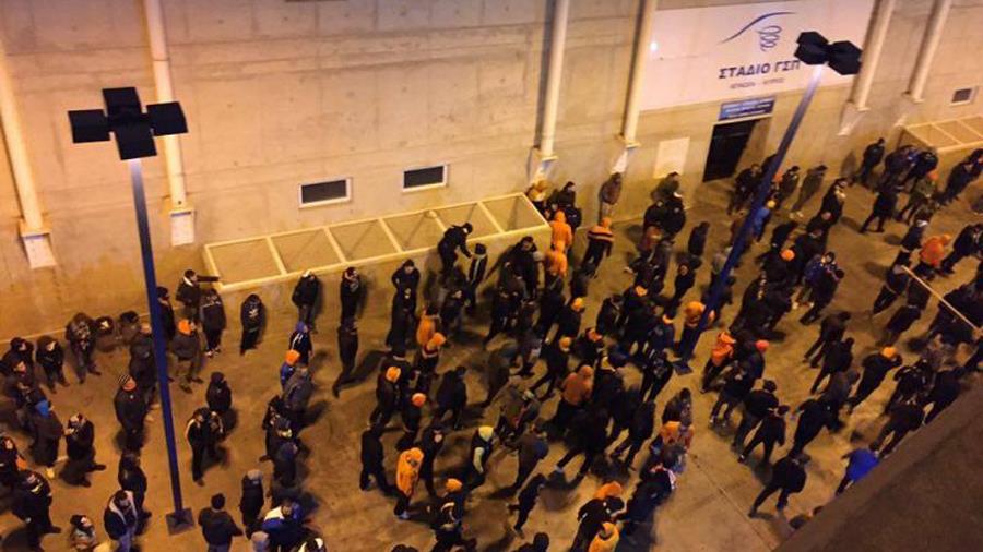 Λαϊκά δικαστήρια έστησαν κατά τη διάρκεια και στο τέλος του αγώνα οι φίλοι του ΑΠΟΕΛ