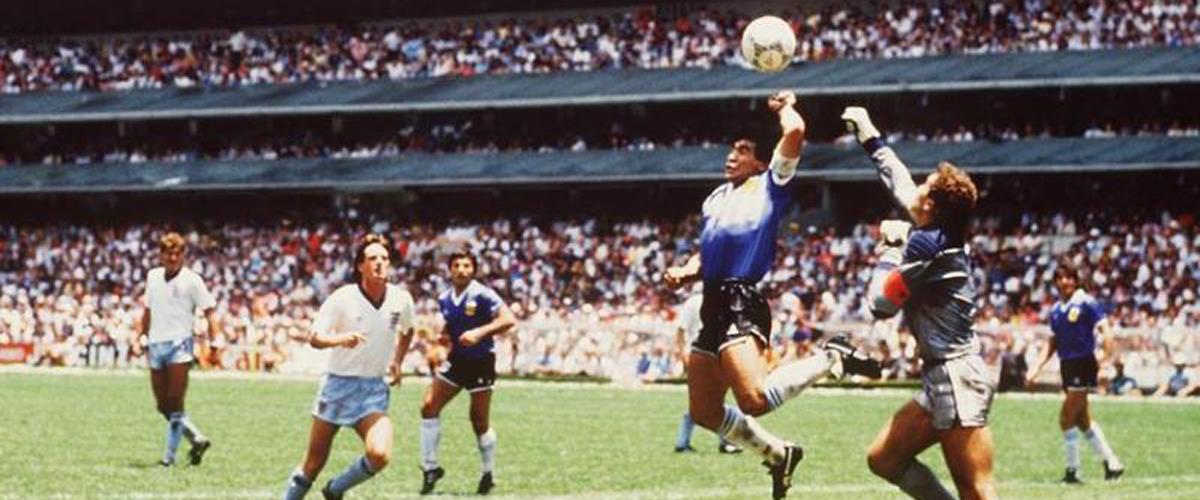 Σαν σήμερα, 22 Ιουνίου του 1986, στον αγώνα της Αργεντινής με την Αγγλία, ο Ντιέγκο Μαραντόνα έκανε τον... Θεό!

