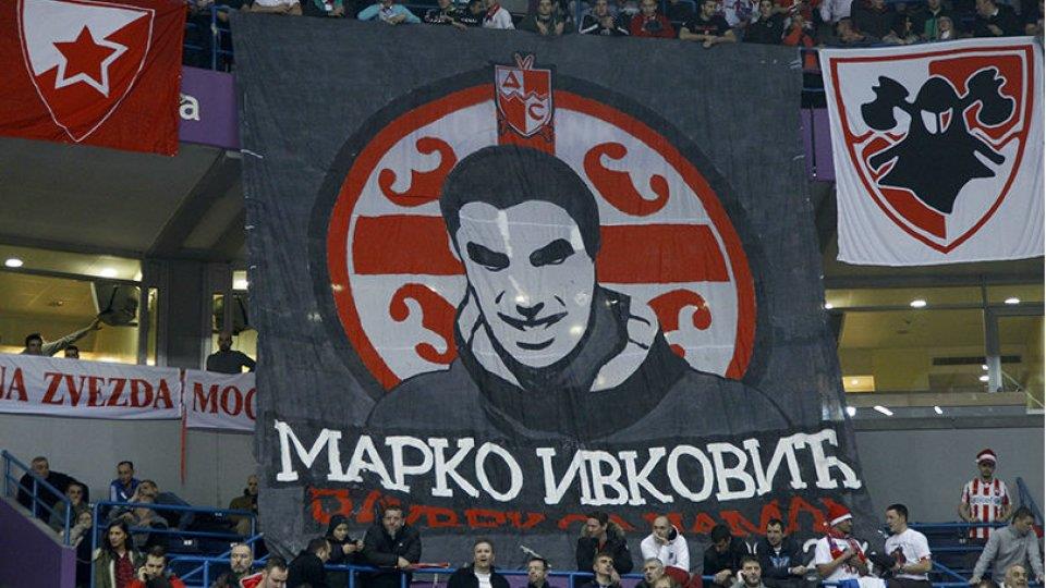 Τούρκος οπαδός της Γαλατασαράι φωτογραφήθηκε πάνω από το μνήμα του Μάρκο Ίβκοβιτς με το κασκόλ της ομάδας του.

