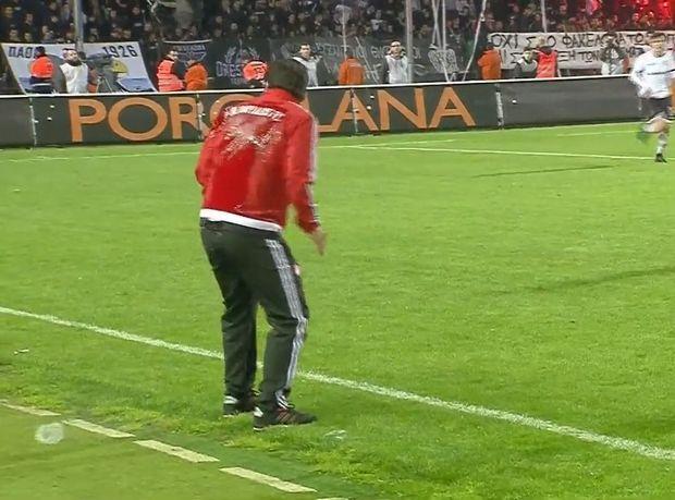 Ένα πλαστικό ποτήρι με νερό εκτοξεύθηκε από την κερκίδα και κατέληξε στην πλάτη του τεχνικού του Ολυμπιακού, Μάρκο Σίλβα, με αποτέλεσμα ο Ανδρέας Παππάς να διακόψει προσωρινά την αναμέτρηση με τον ΠΑΟΚ. (video)
