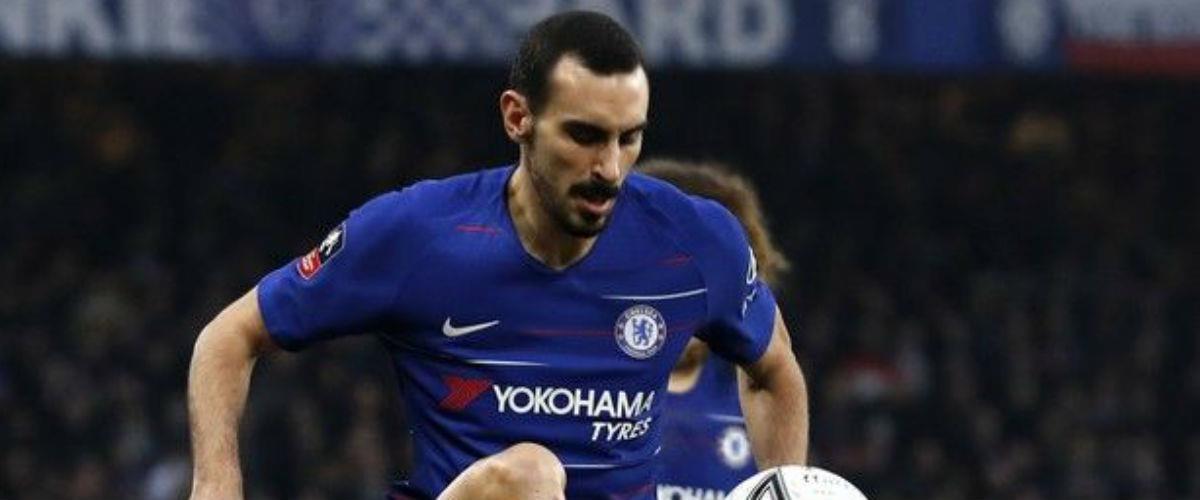 Ο Ντάβιντε Ζαπακόστα της Τσέλσι πιάστηκε από τον τηλεοπτικό φακό μετά τη λήξη του τελικού του Europa League να δυσκολεύεται να πιει νερό