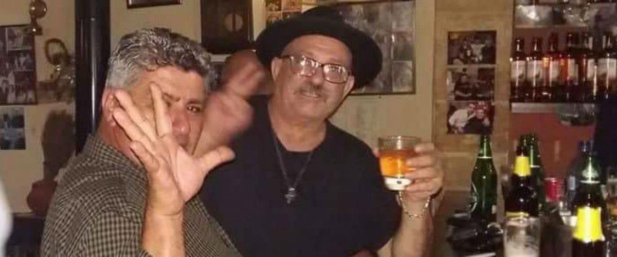 Διασκεδάζοντας, με μπύρες, ουίσκια και φαγητό, ο πρόεδρος της Δόξας ποζάρει, σχηματίζοντας τον αριθμό των γκολ που πέτυχε η ομάδα του στο ΓΣΠ