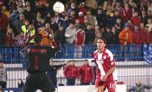 Σαν σήμερα το 2003 ο Ολυμπιακός πετύχαινε μια θριαμβευτική νίκη επί της Γαλατασαράι με 3-0, με τον «μάγο» Τζιοβάνι να... ξεφτιλίζει τον Μοντραγκόν χάριν στην αριστοτεχνική του λόμπα.
