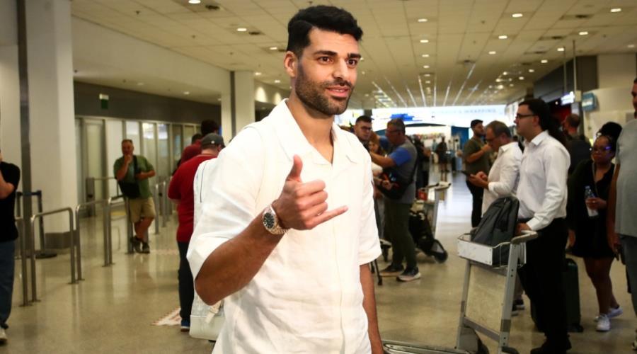 Έφτασε στην Αθήνα ο σέντερ φορ, Μεχντί Ταρεμί για να κλείσει και τυπικά στον Ολυμπιακό Έφτασε στην Αθήνα ο σέντερ φορ, Μεχντί Ταρεμί για να κλείσει και τυπικά στον Ολυμπιακό