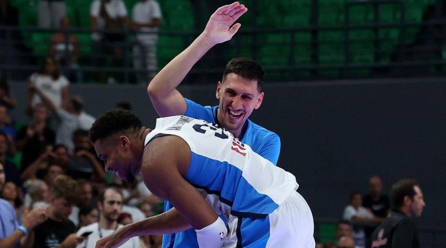 Η φοβερή φωτογραφία με τον Γιαννούλη Λαρεντζάκη να ρίχνει σφαλιάρες στον Γιάννη Αντετοκούνμπο Η φοβερή φωτογραφία με τον Γιαννούλη Λαρεντζάκη να ρίχνει σφαλιάρες στον Γιάννη Αντετοκούνμπο