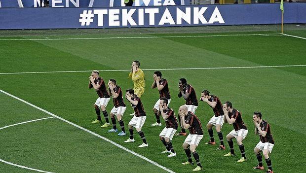 Στο πλαίσιο προώθησης ενός προϊόντος γνωστής εταιρίας καλλυντικών, οι παίκτες της Μίλαν, πριν την έναρξη της αναμέτρησης με την Κάρπι, χόρεψαν τη δική τους "χάκα". (VIDEO)
